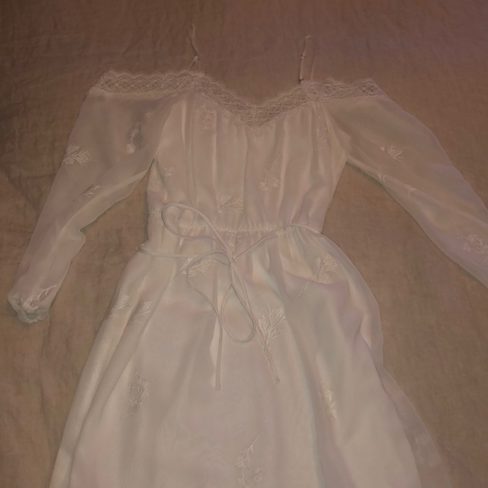 Wayf size small lace dress